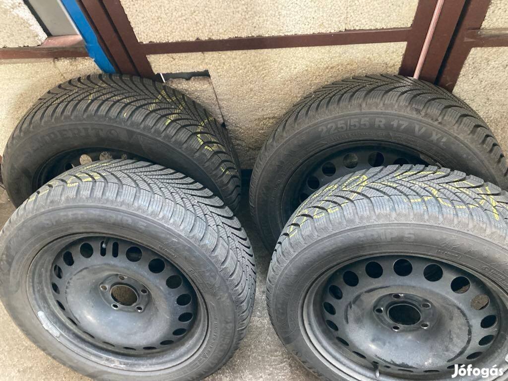 Újszerű Semperit téli gumi, 17"-os gyári Opel lemezfelnivel eladó