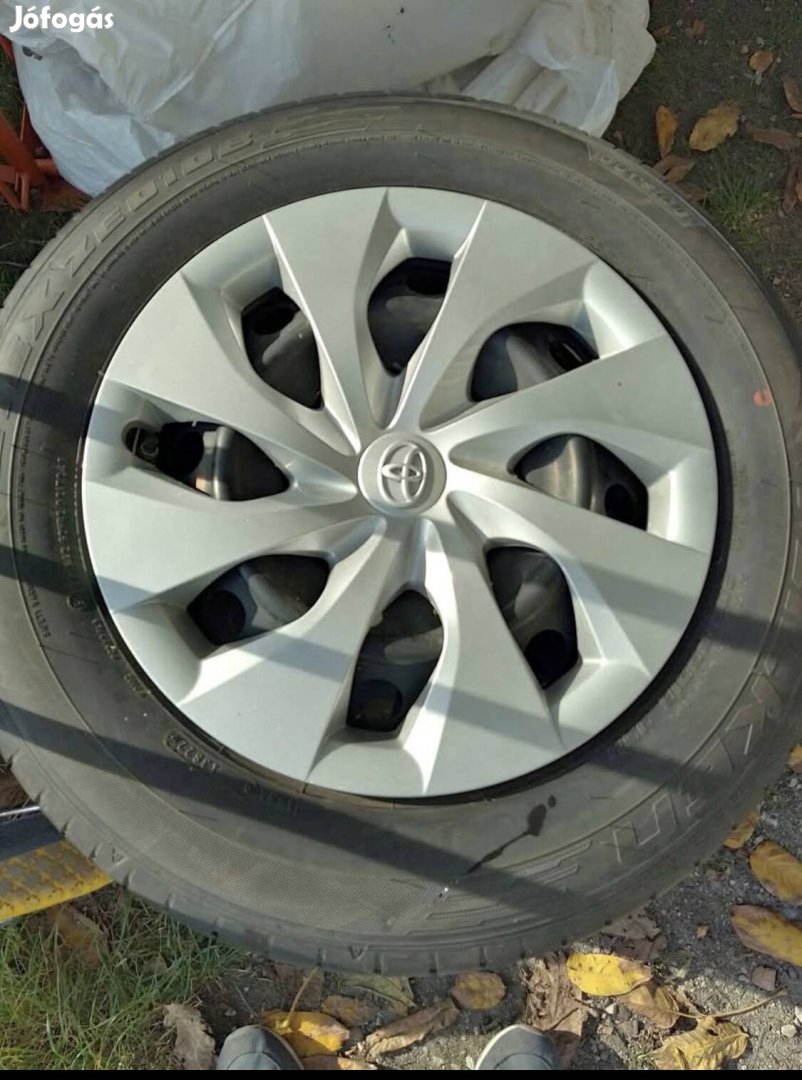 Újszerű Toyota Yaris Cross gyári 16"-os kerék szett nyári gumikkal