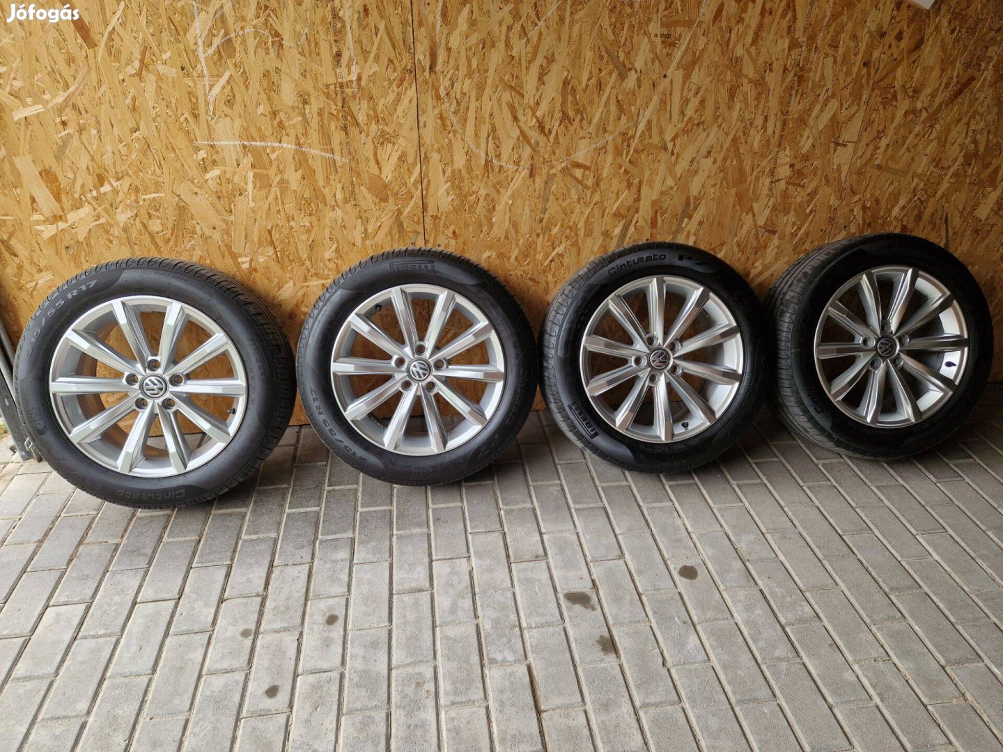 Újszerű VW 17" gyári alufelni szett Pirelli Cinturato nyári gumival