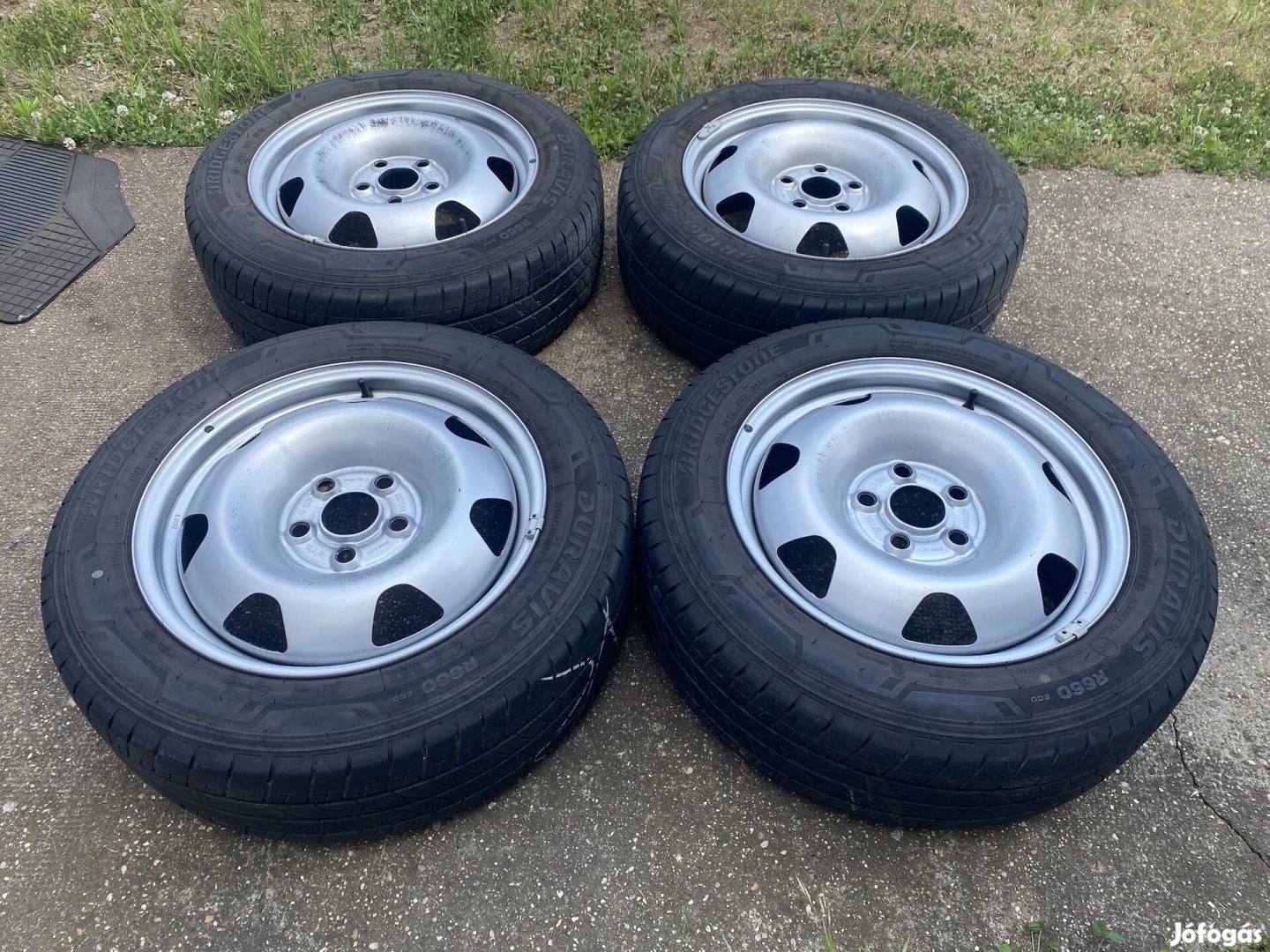 Újszerű VW Caravelle 17"-os gyári kerék szett 215/60R17C 5x120