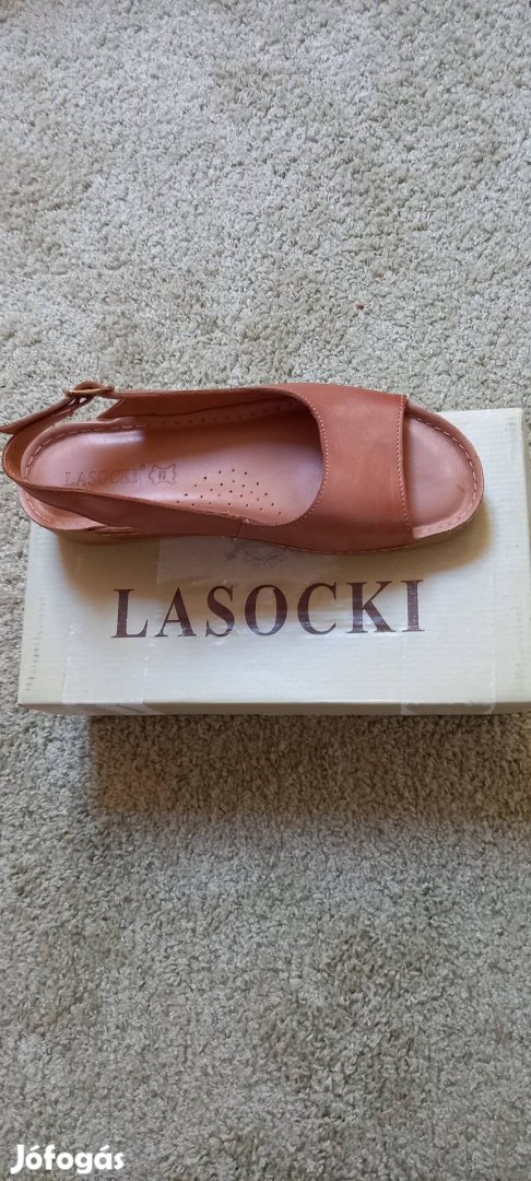 Újszerű, "Lasocki " márkájú 38-as bőr szandál. 