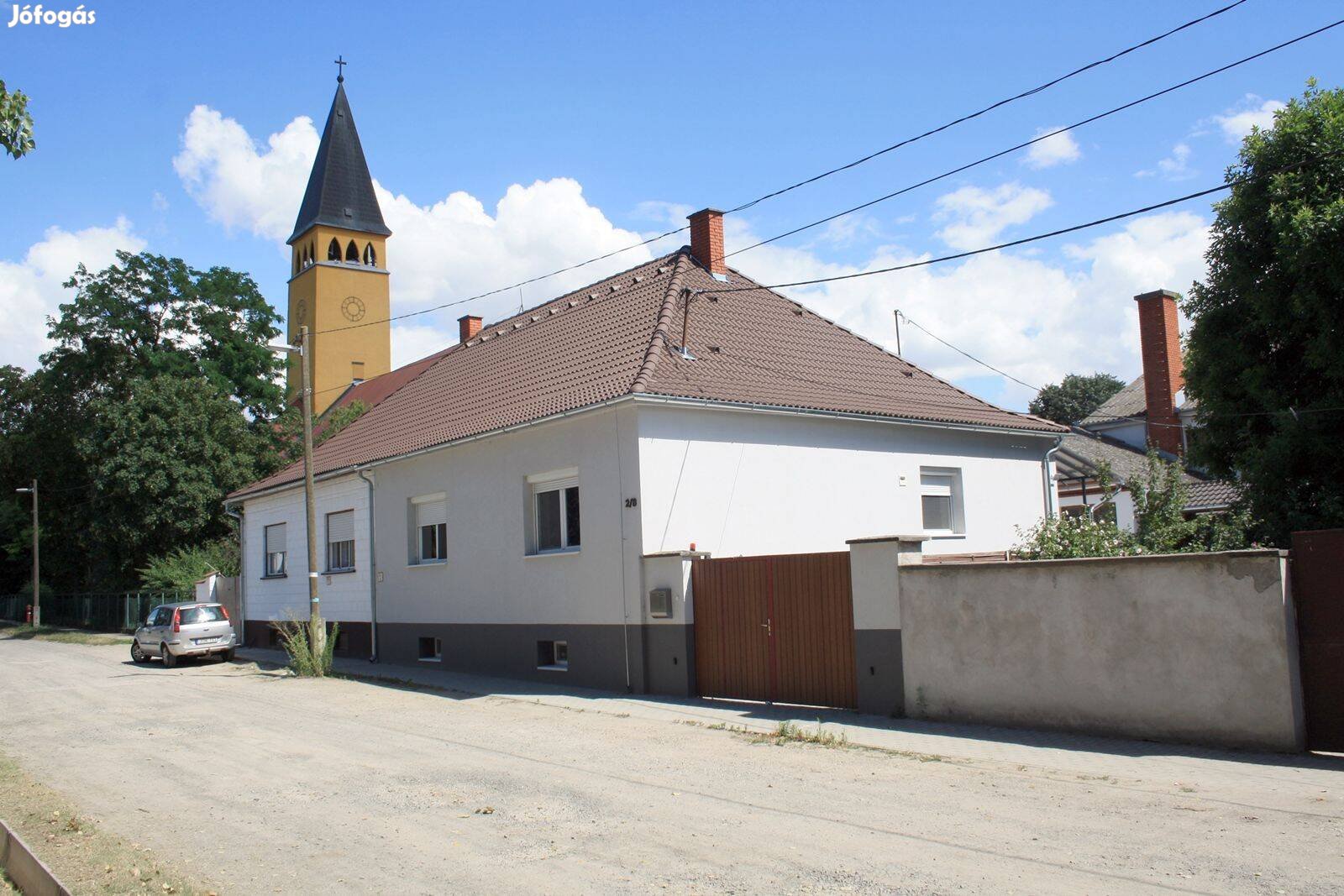 Újszerű, bútorozott családi ház nagy melléképülettel!