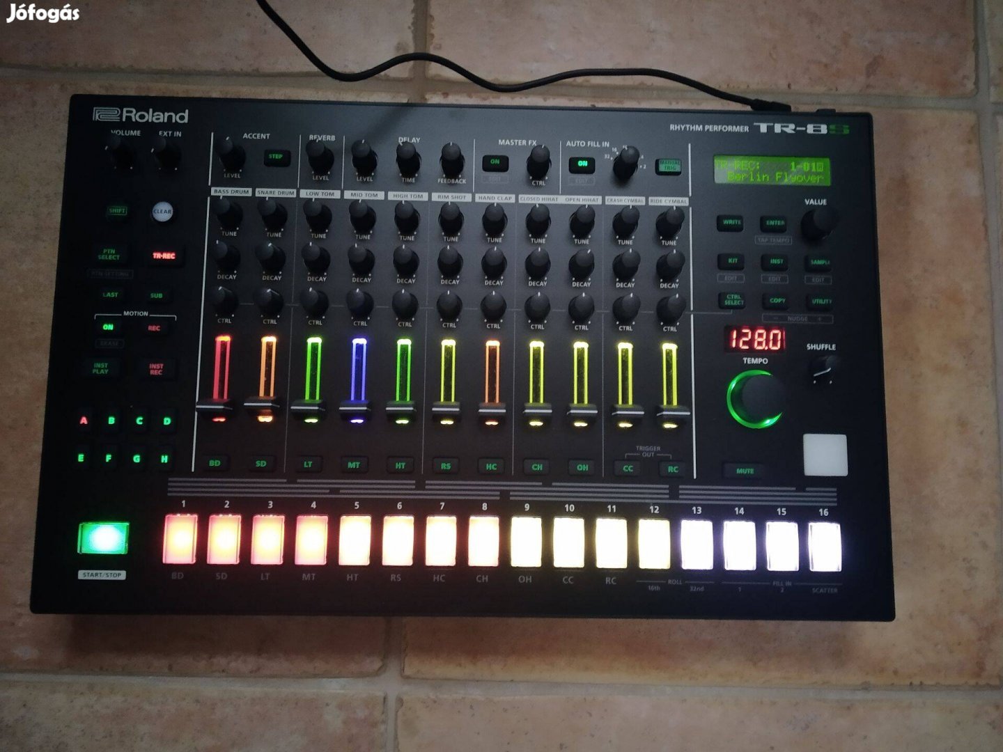 Újszerű, eredeti csomagolásában lévő Roland TR-8S groovebox, 1 éves