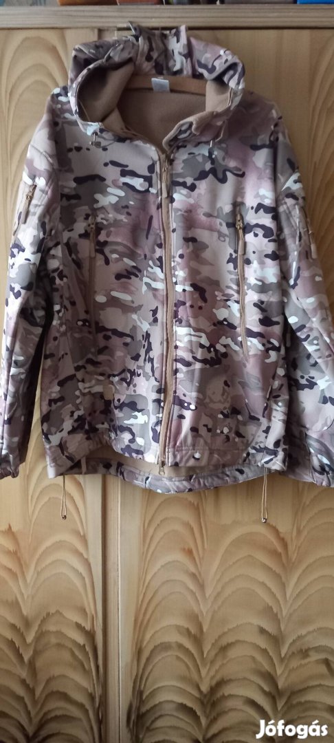 Újszerű, multicam mintázatú, kapucnis softshell dzseki