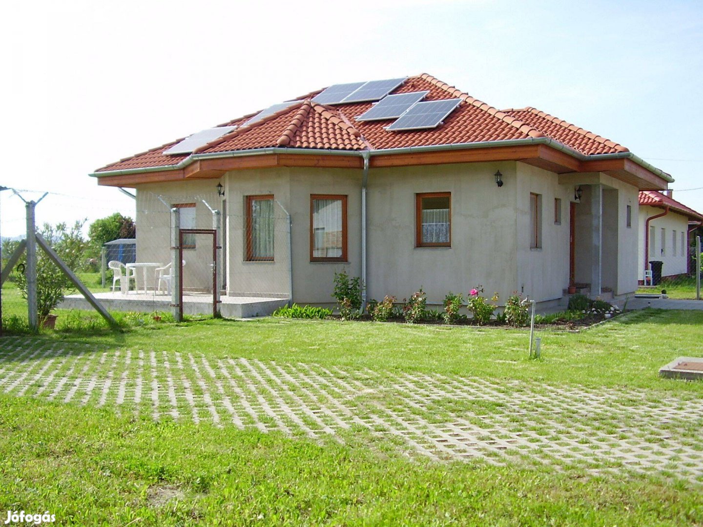 Újszerű, napelemes családi ház eladó