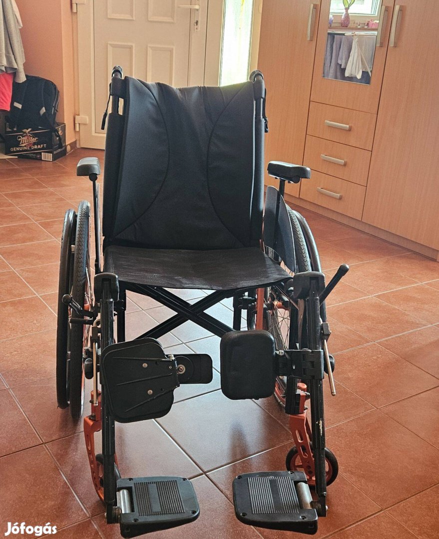 Újszerű állapotban lévő kerekesszék