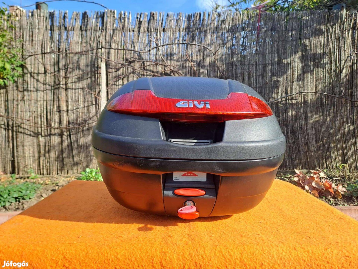 Újszerű állapotú Givi motoros túradoboz doboz