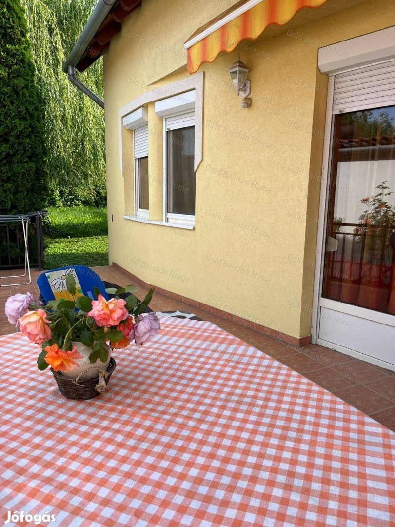 Újszerű családi ház a Balaton közelében eladó
