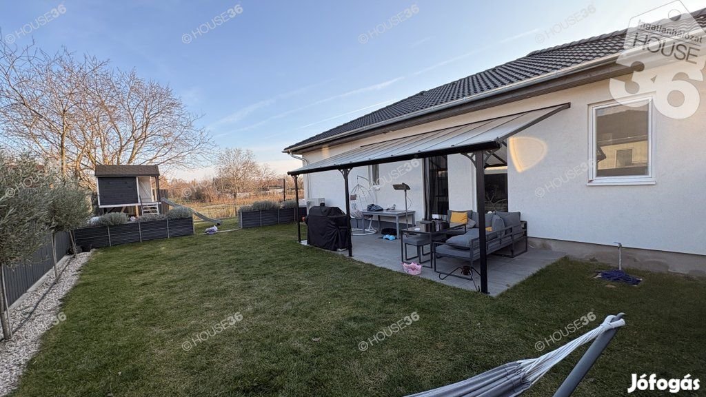 Újszerű családi ház rengeteg extrával!