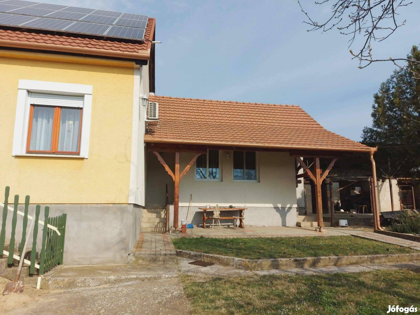 Újszerű családi házat kínálunk eladásra Bölcskén!