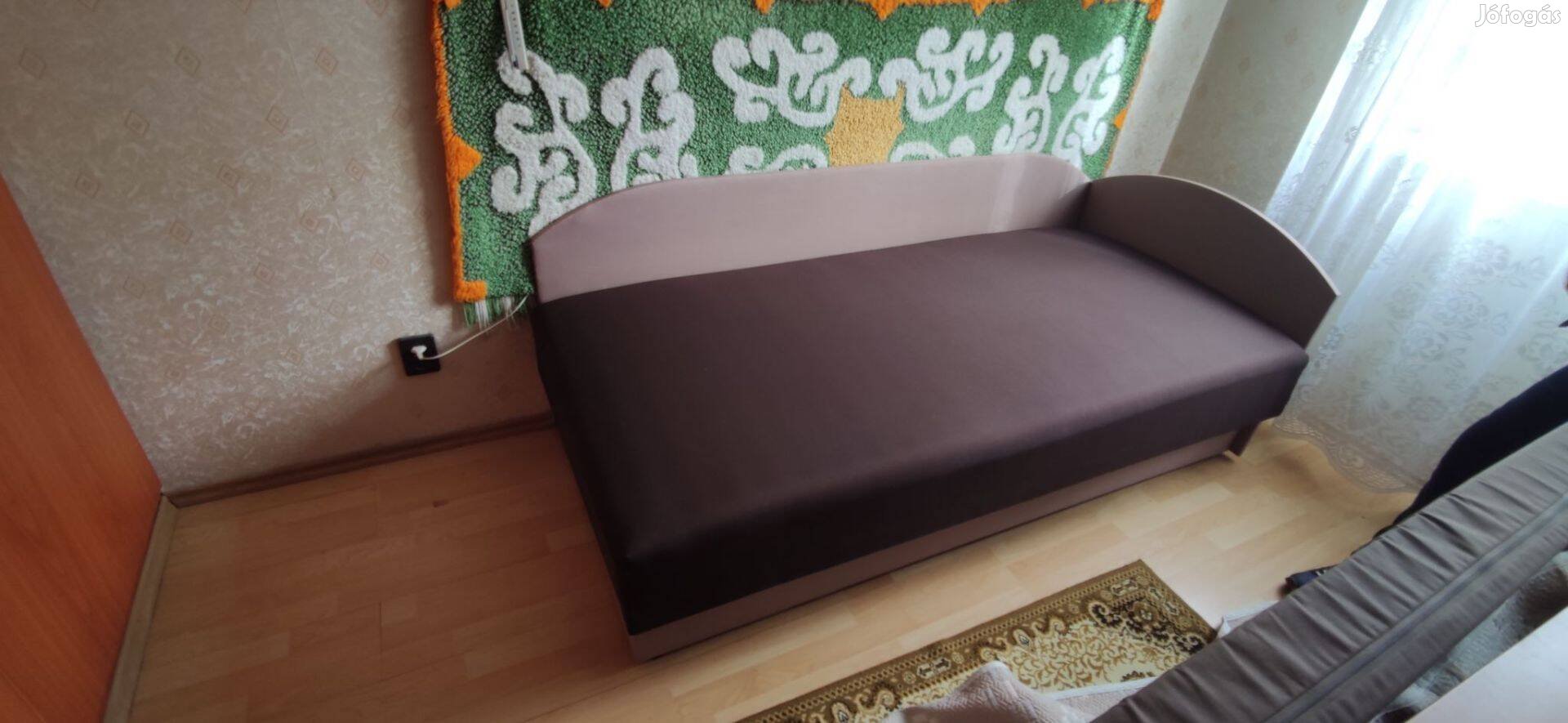Újszerű egyszemélyes ágy, ágyneműtartóval
