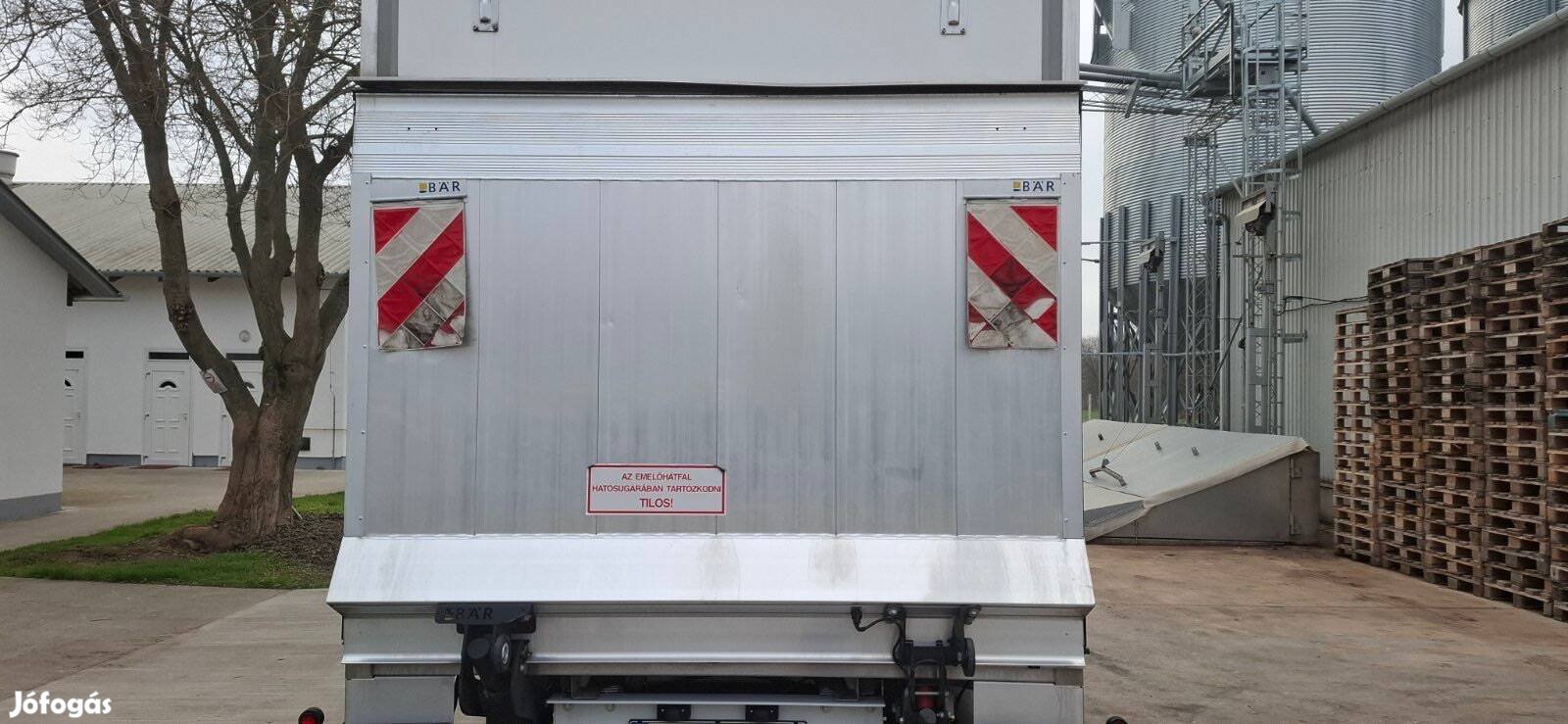 Újszerű emelőhátfal