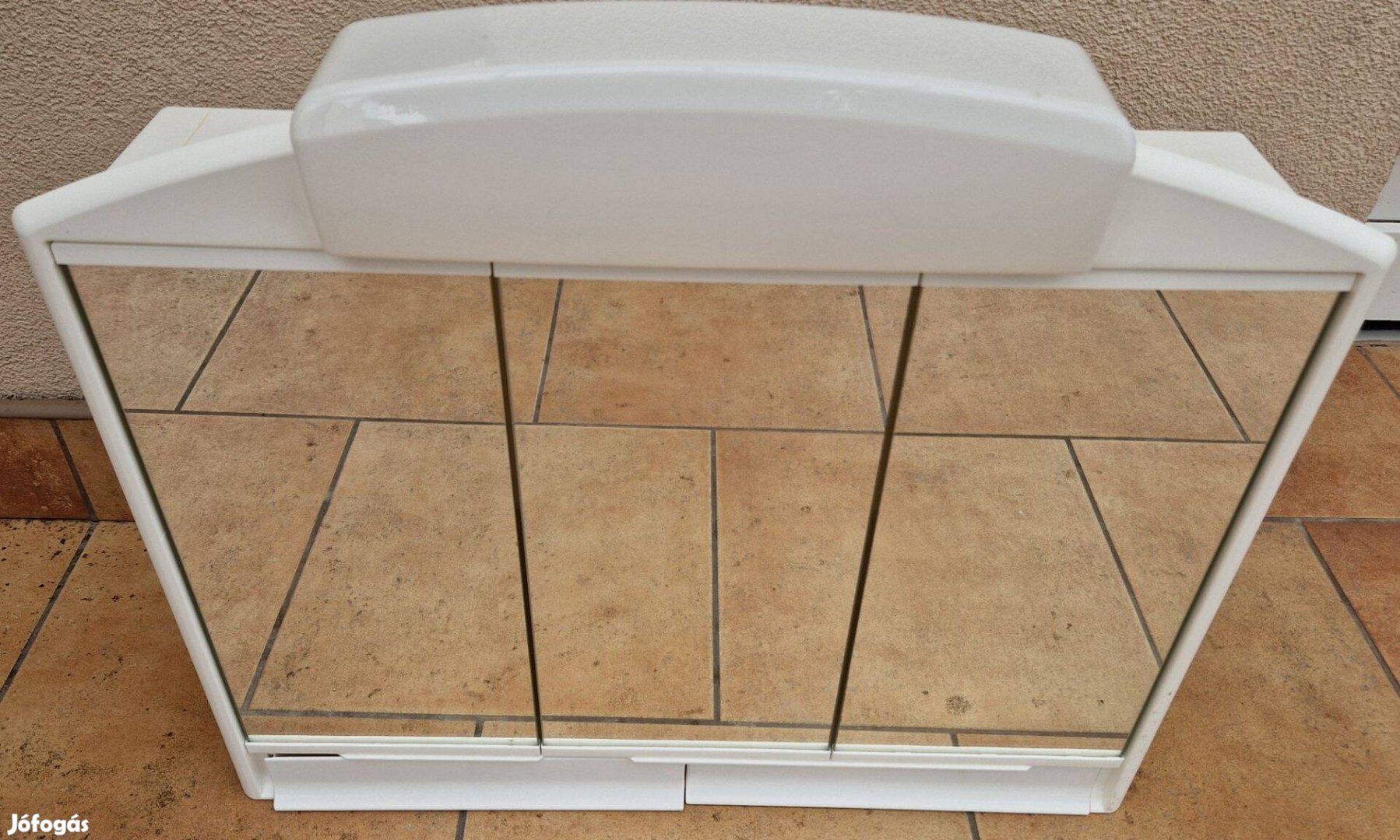 Újszerű fehér műanyag fürdőszobai tükrös fali szekrény