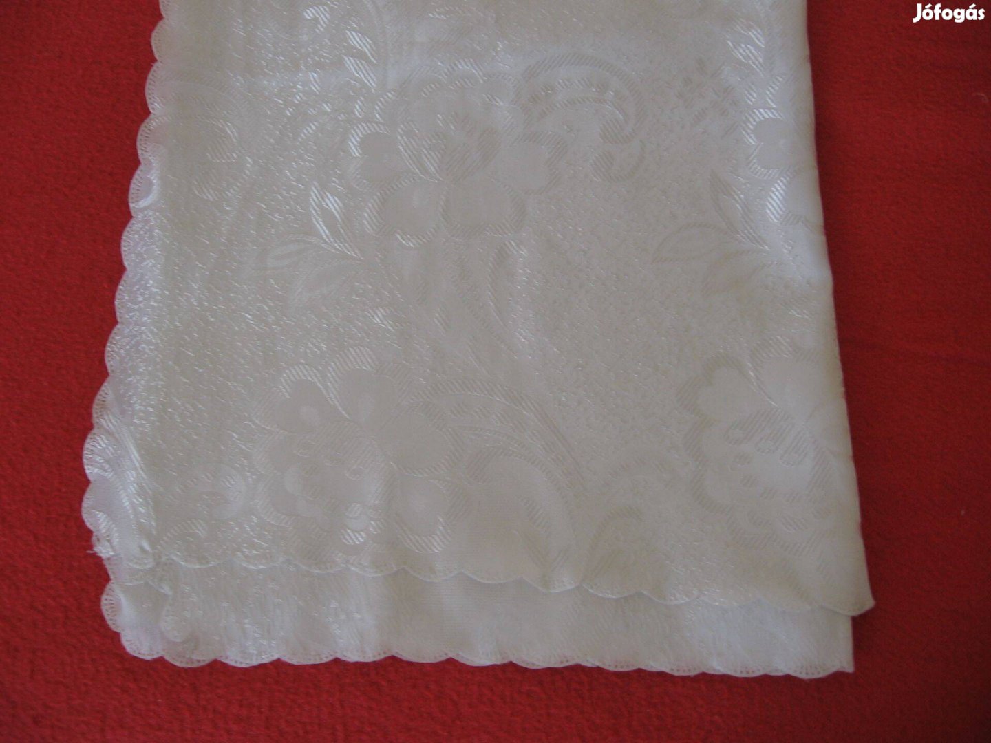 Újszerű fehér polyester terítő