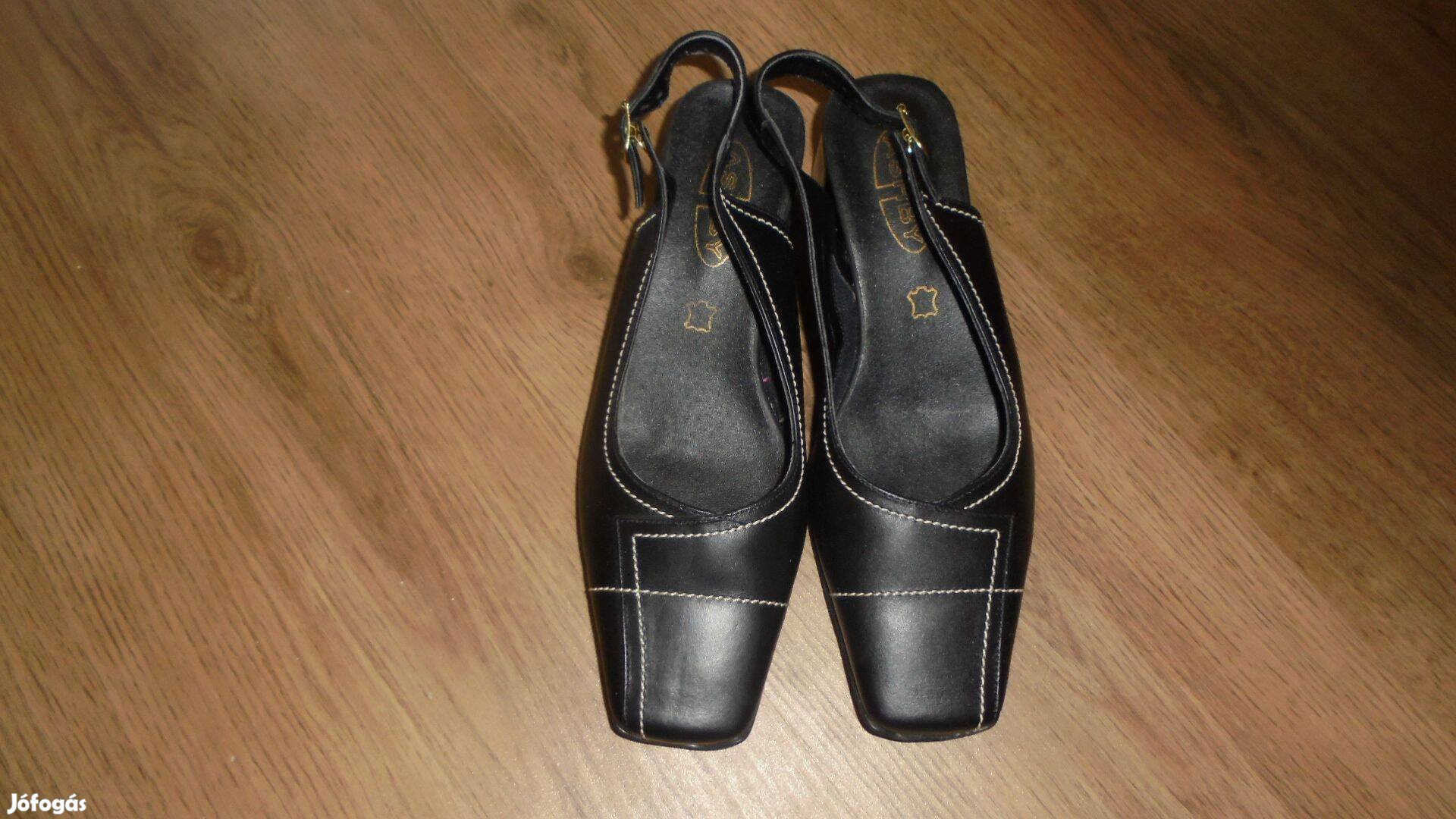 Újszerű fekete elöl zárt hátul nyitott női magassarkú szandál cipő 37