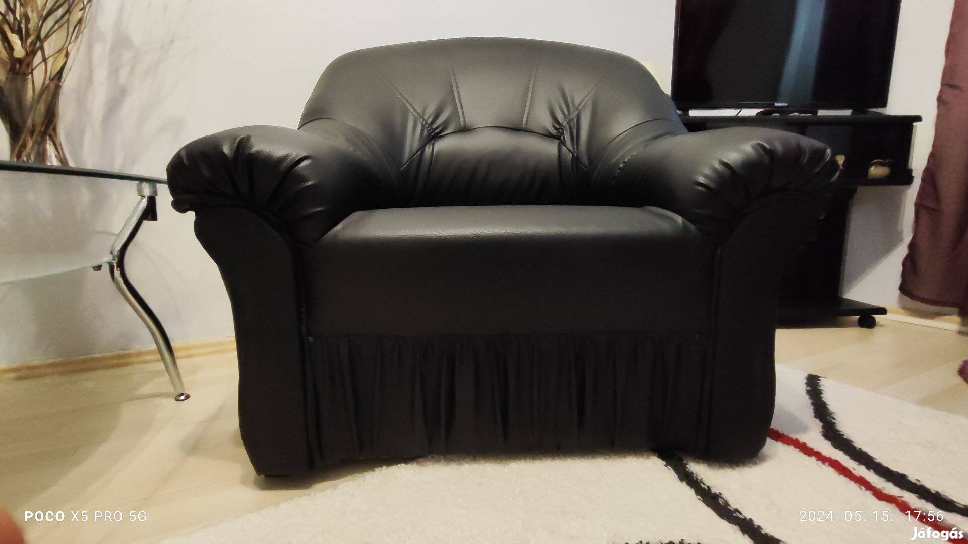 Újszerű fekete fotel