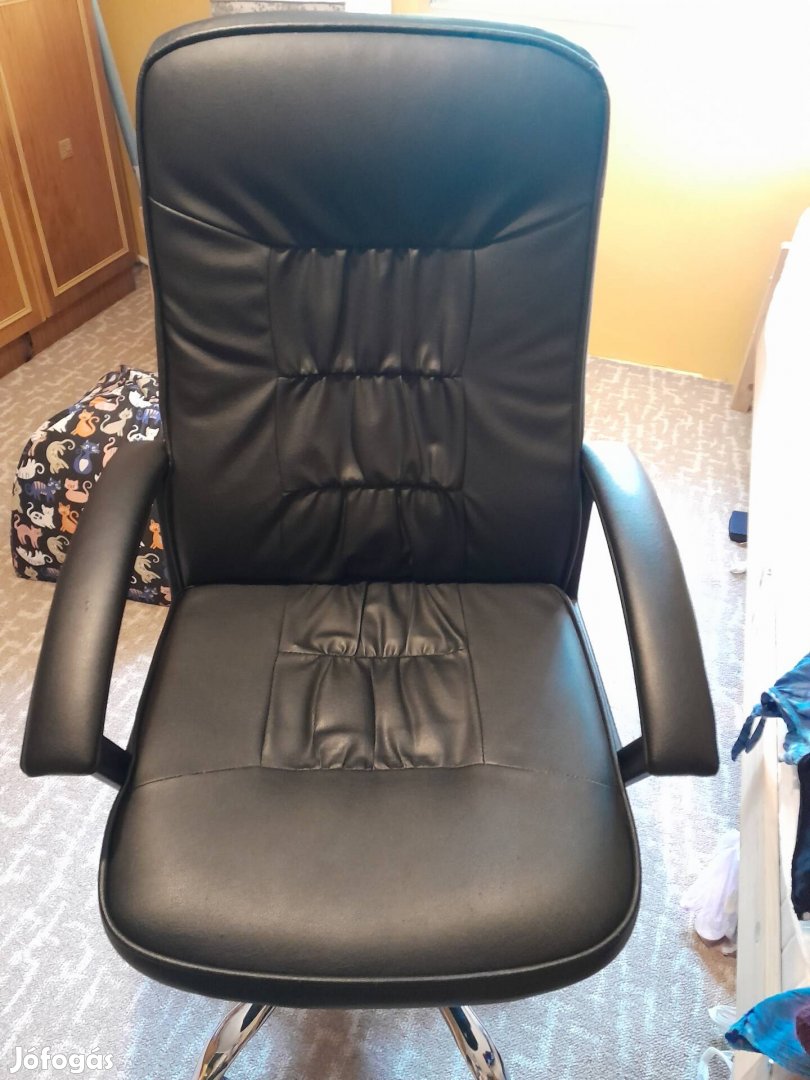 Újszerű fekete szék 