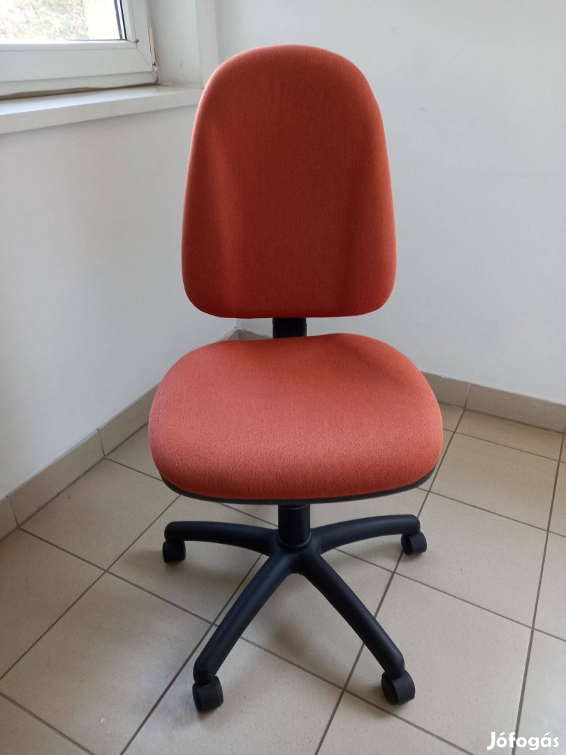 Újszerű forgószék