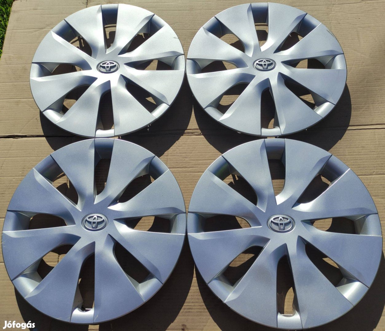 Újszerű gyári Toyota R15 dísztárcsa 5X114,3 felni Tpms anya csavar