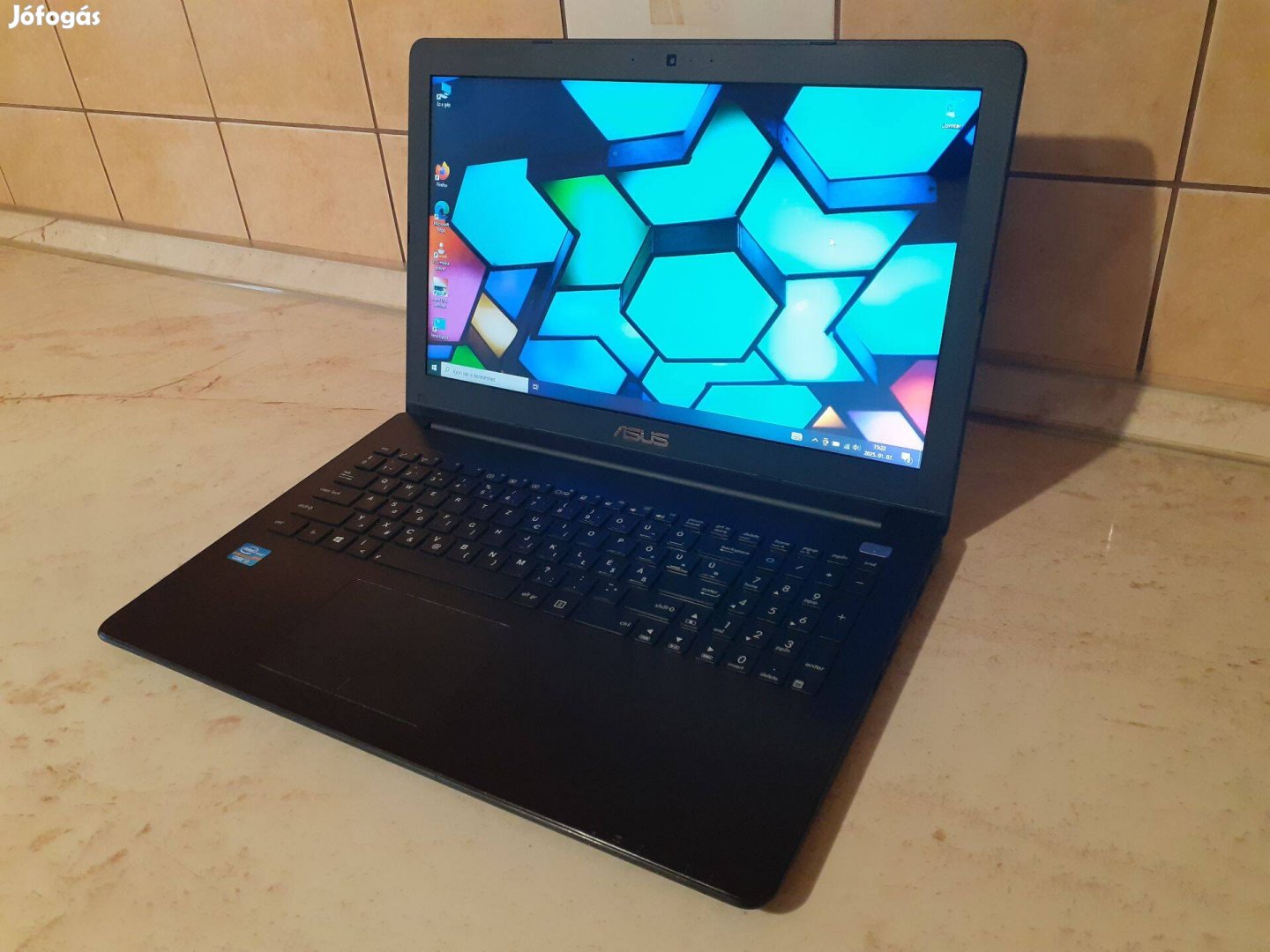 Újszerű gyors Asus X502C I3 laptop, notebook ssd, jó akku Win10