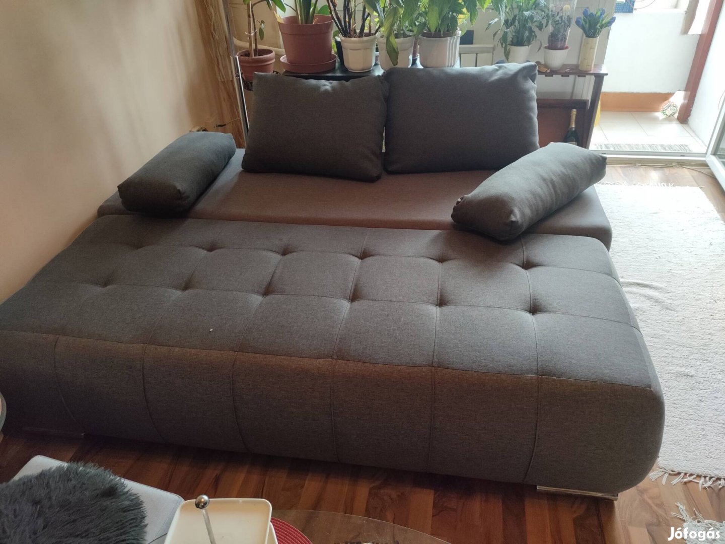 Újszerű kanapé
