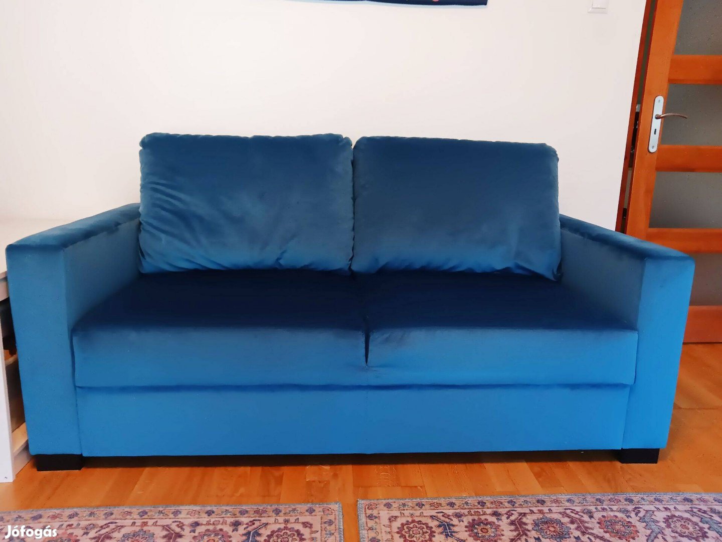 Újszerű kék bársony kanapé 182 cm széles