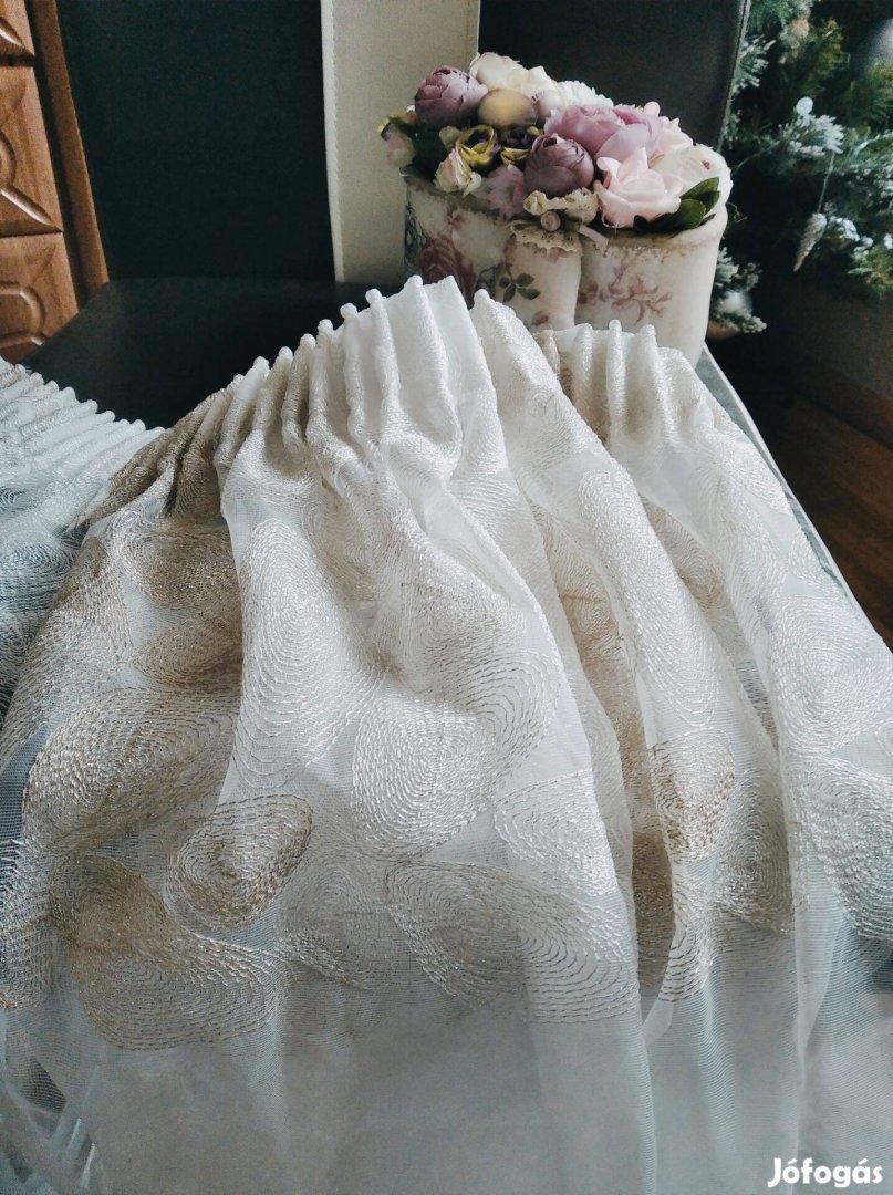 Újszerű készre varrt szép függöny tetején behúzóval