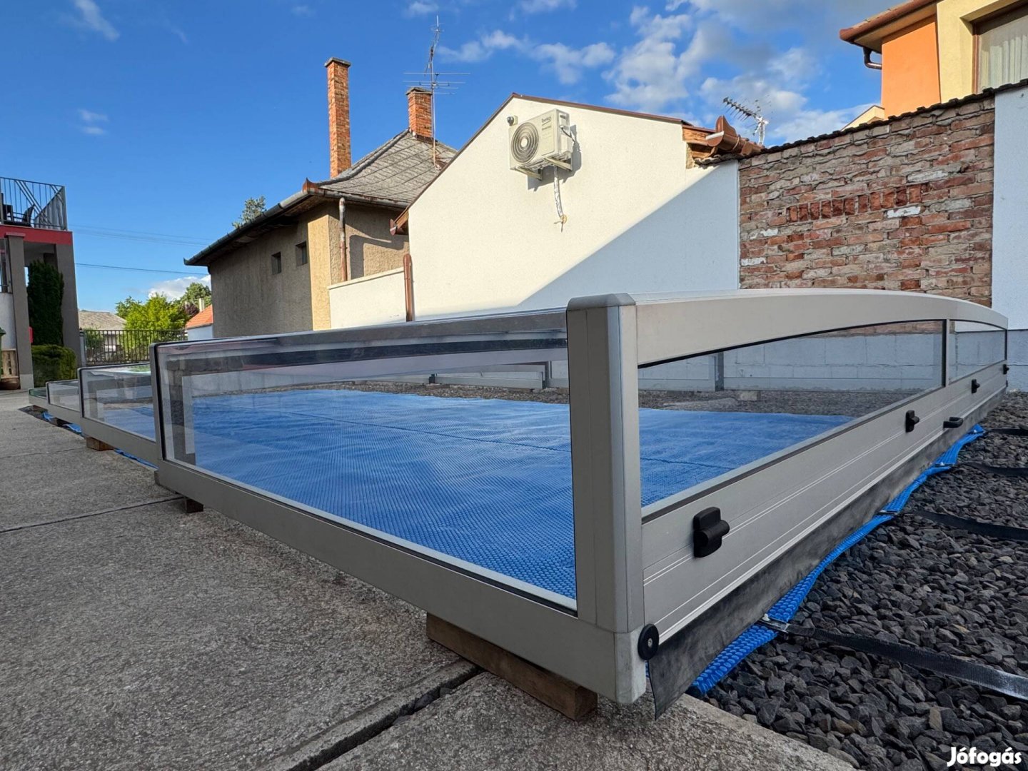 Újszerű medencefedés eladó!