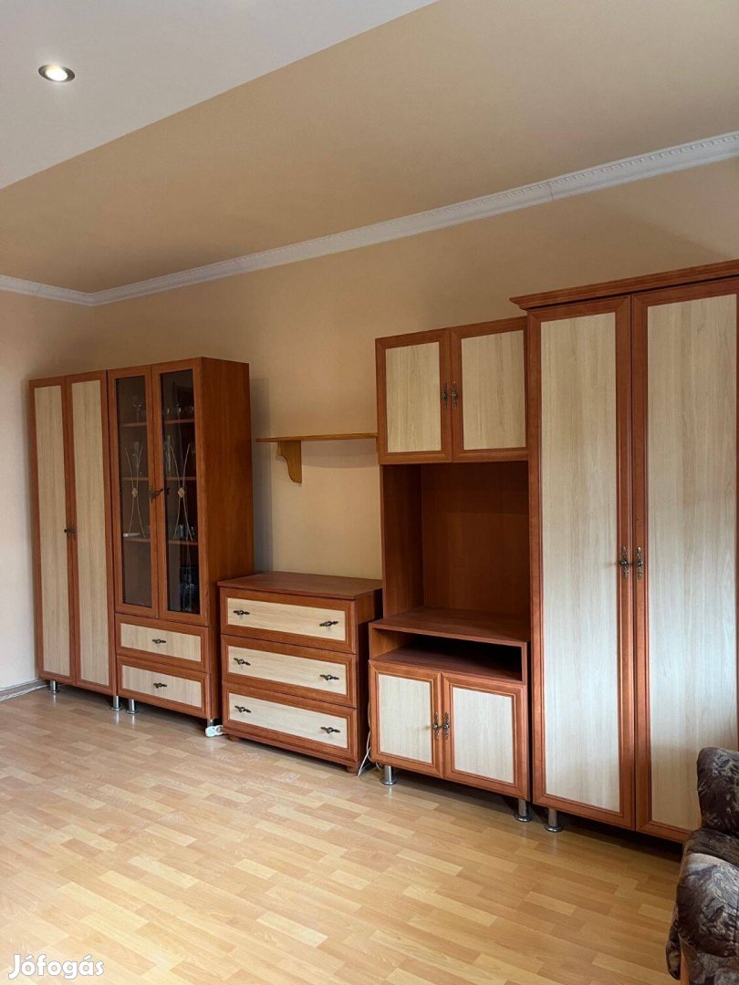 Újszerű ötrészes szekrénysor modern kivitelű, olcsón eladó Szegeden