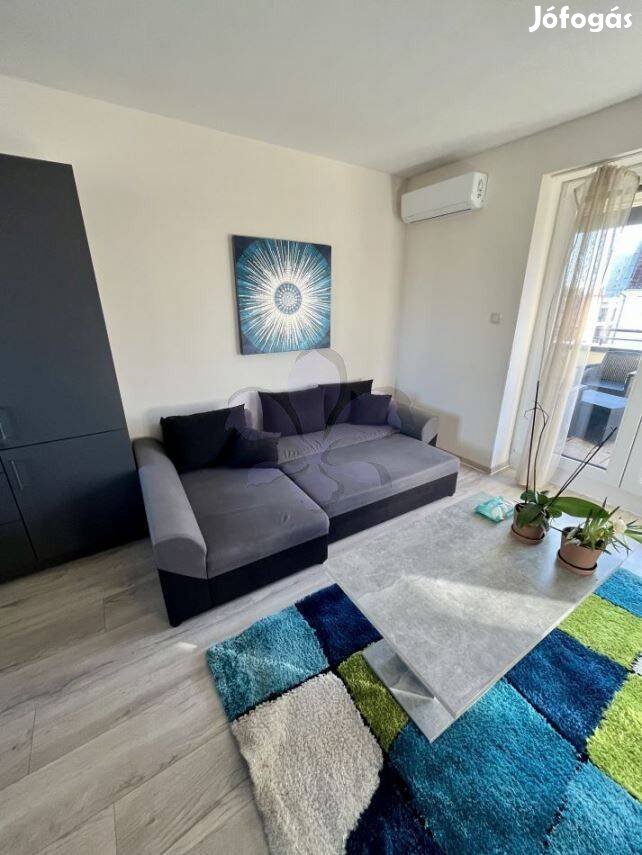 Újszerű penhouse lakás kiadó a Belvárosban Antall József