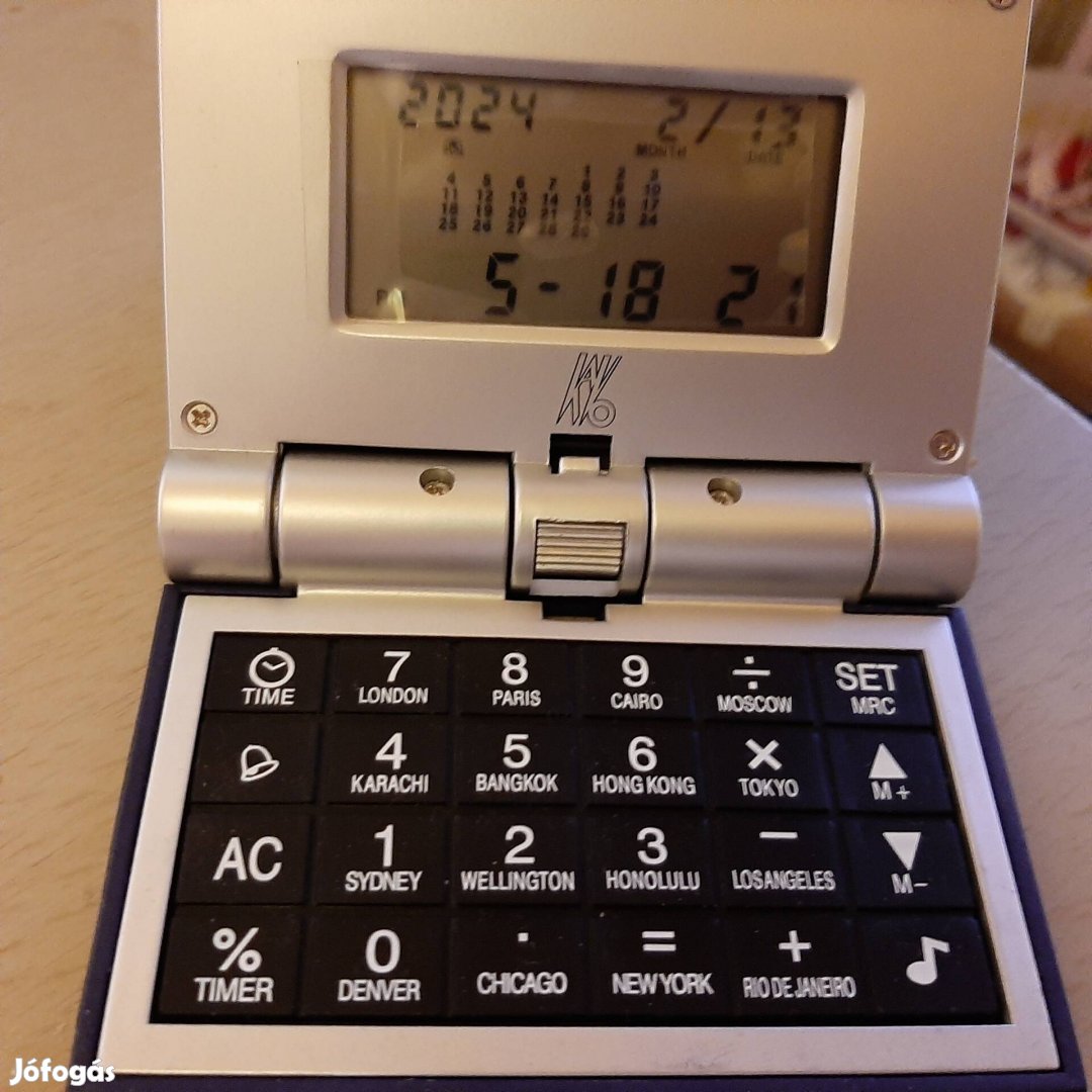 Újszerű számológép beépített naptárral