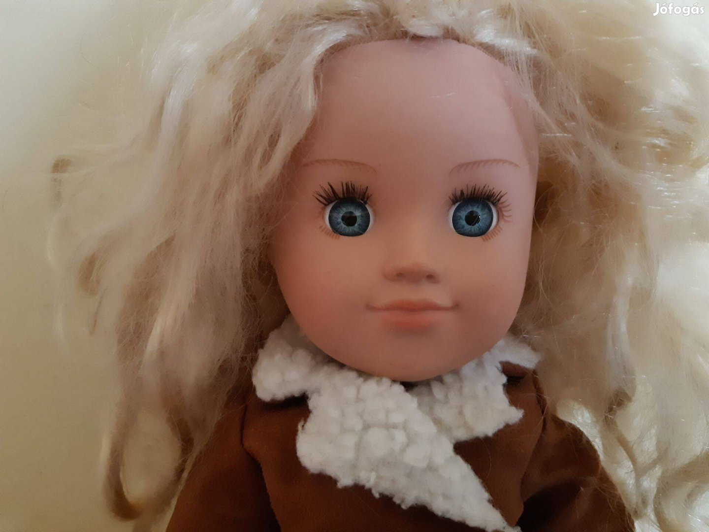 Újszerű szőke hajú 47cm-es Sindy baba nagyon trendi