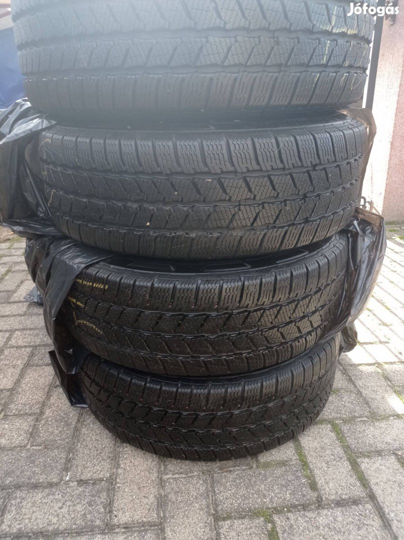 Újszerű téli gumi lemezfelnire szerelve 215/60 R17 Continental Vancont