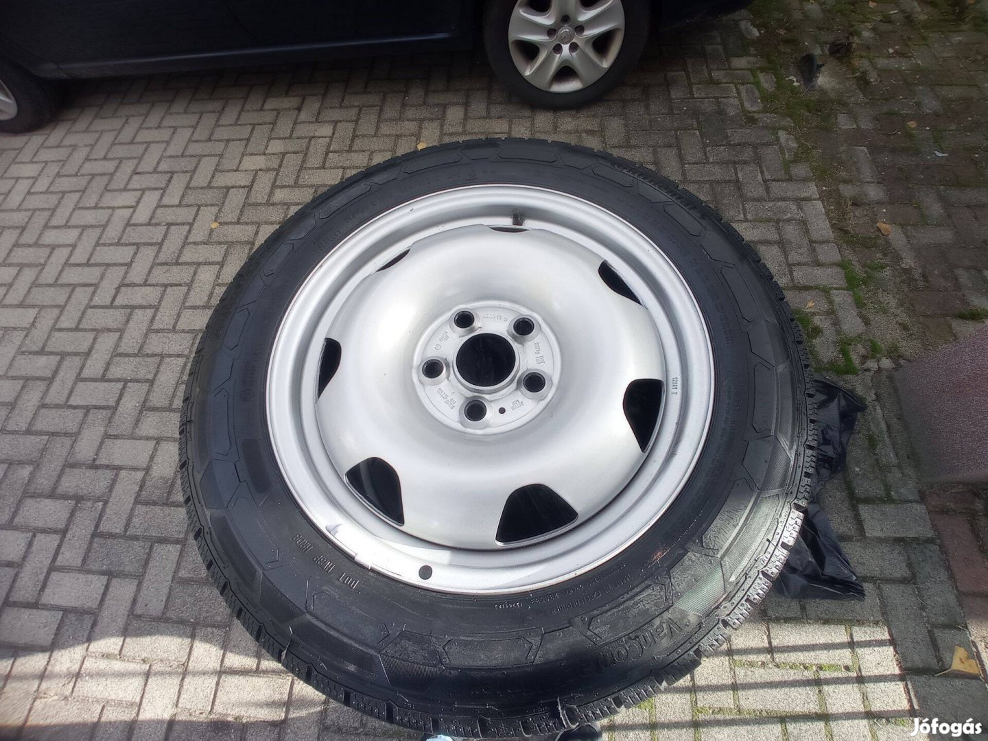 Újszerű téli gumi lemezfelnire szerelve 215/60 R17 Continental Vancont