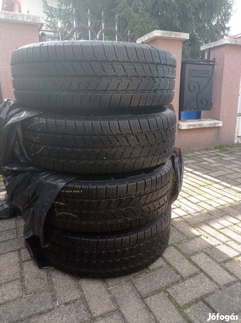 Újszerű téli gumi lemezfelnire szerelve 215/60 R17 Continental Vancont