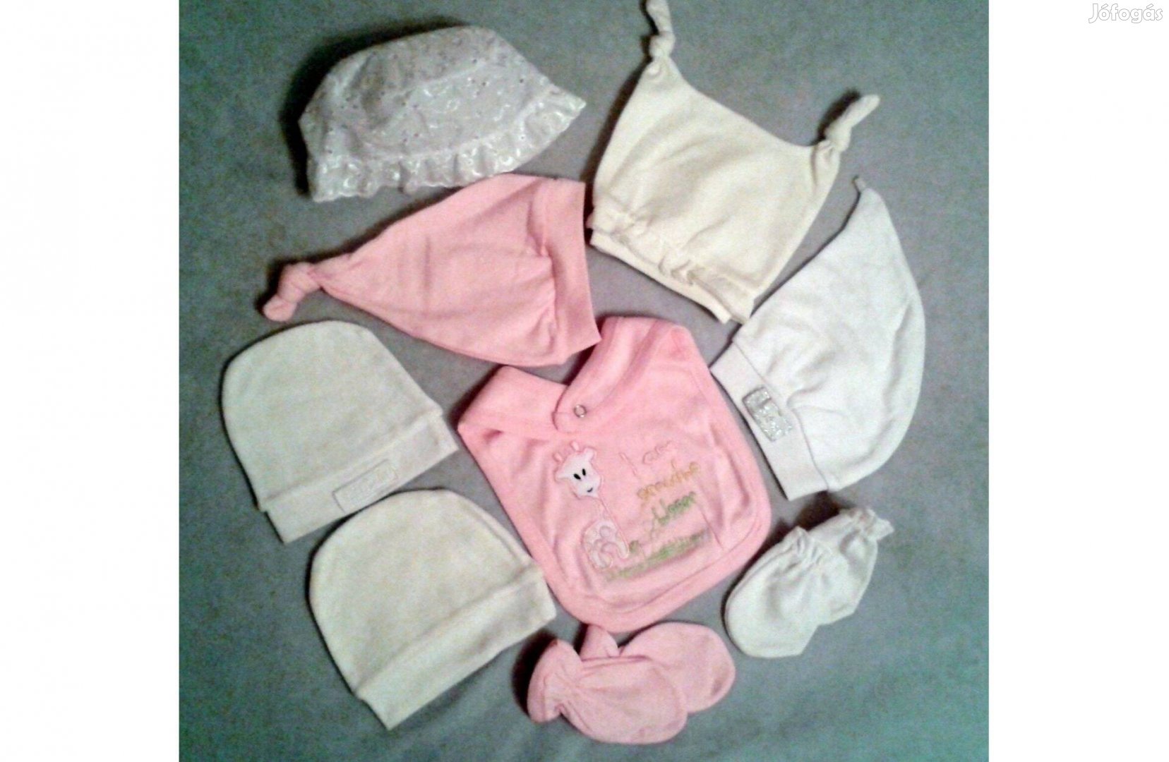 Újszülött ruhacsomag, sapkák, kézmelegítők, előke