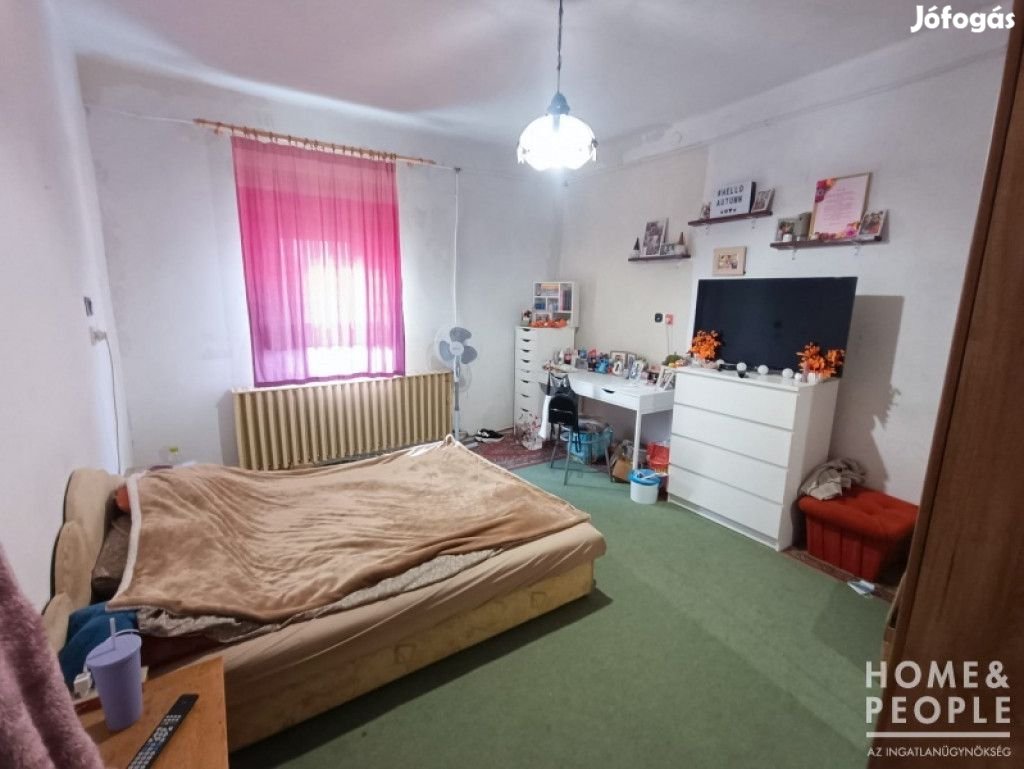 Üllésen 3 szobás családi ház eladó!