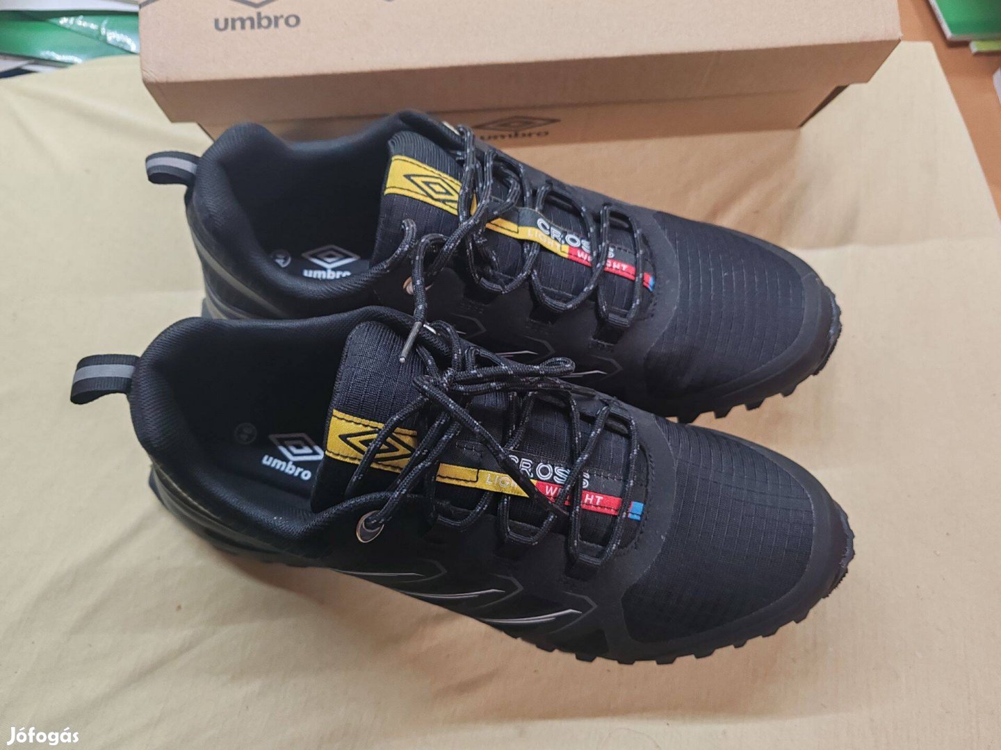 Umbro 46-os sportcipő