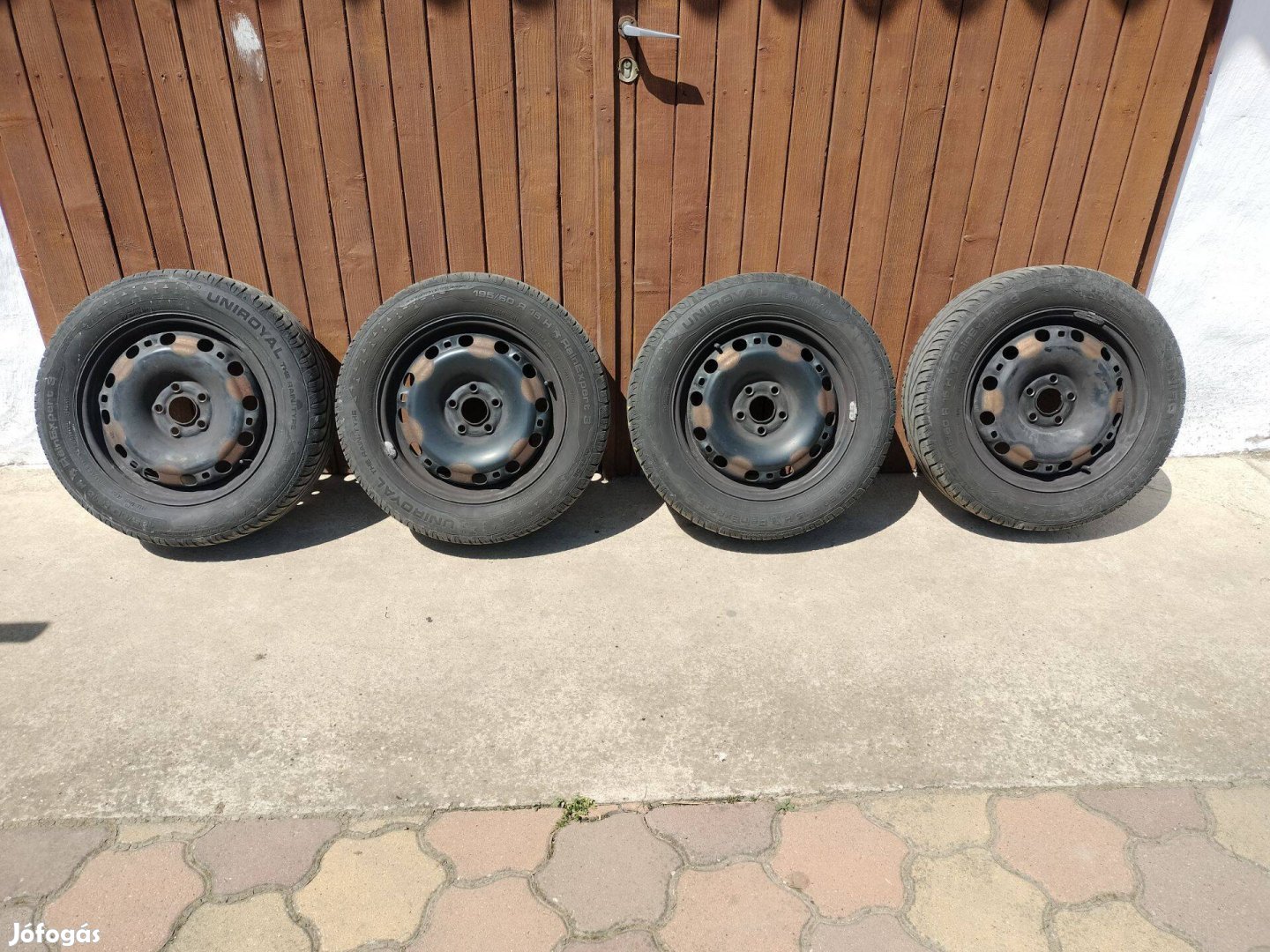 Uniroyal esőgumi acél felnire szerelve 195/60R15. 5×100