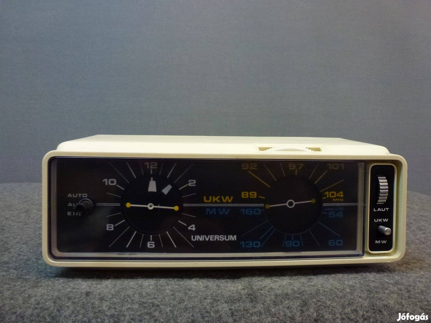 Universum W 1955U órás rádió