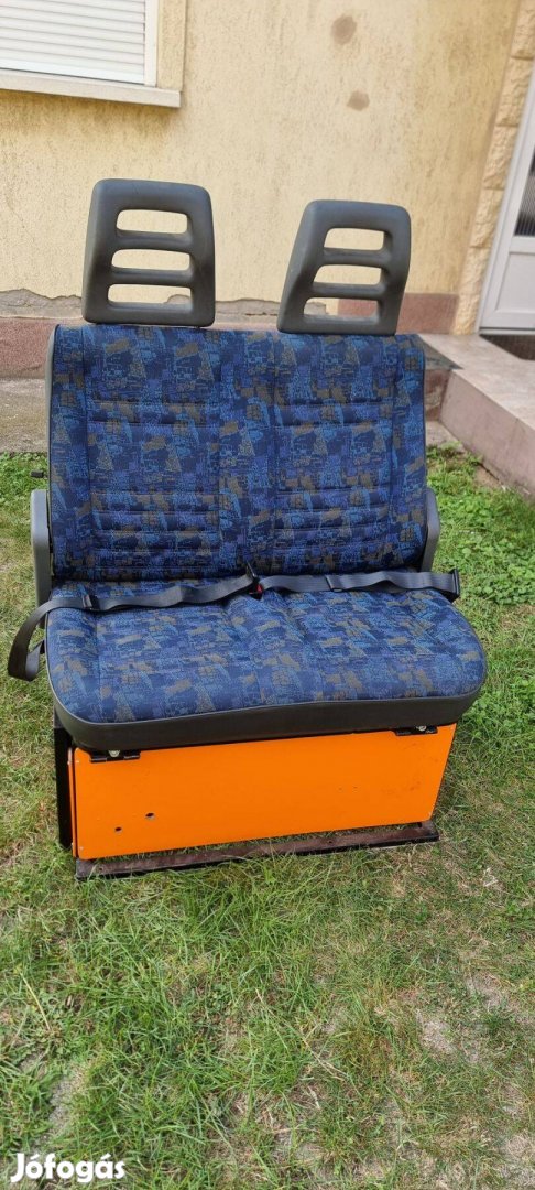 Univerzális dupla ülés biztonsági övekkel konzollal