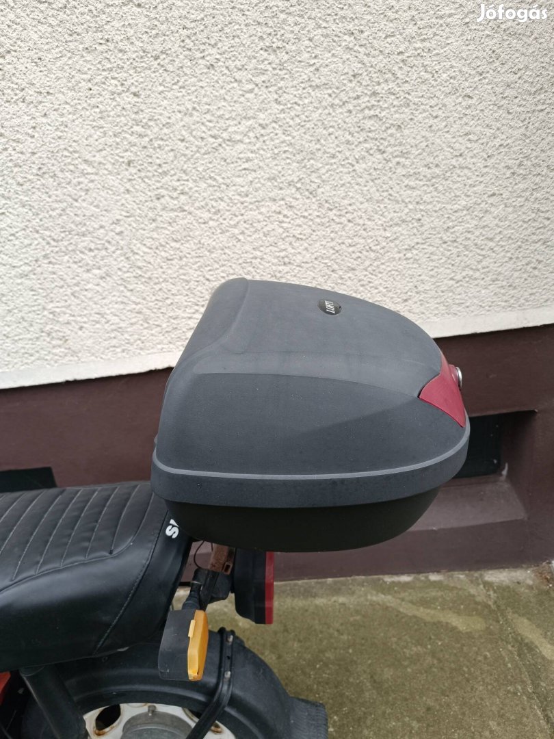 Univerzális hátsó doboz motorra 