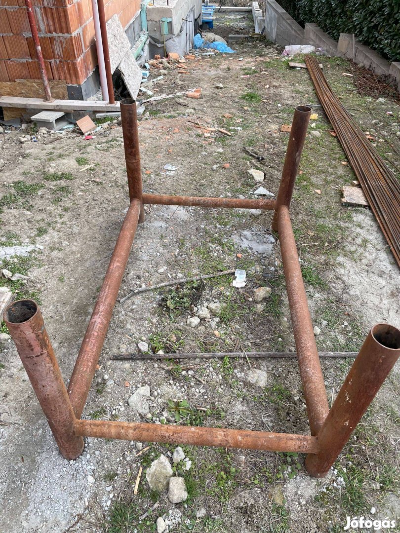 Univerzális tároló raklap