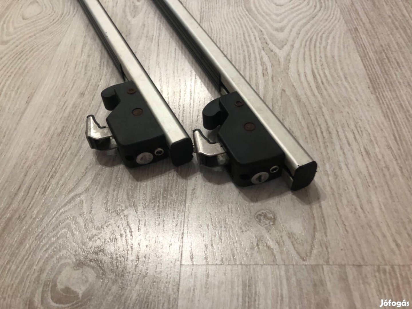 Univerzális tetőkorlátos tetőcsomagtartó Ingyen posta!