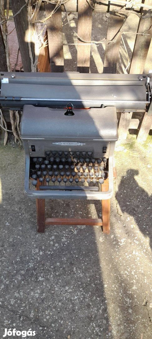 Urania nagykocsis írógép