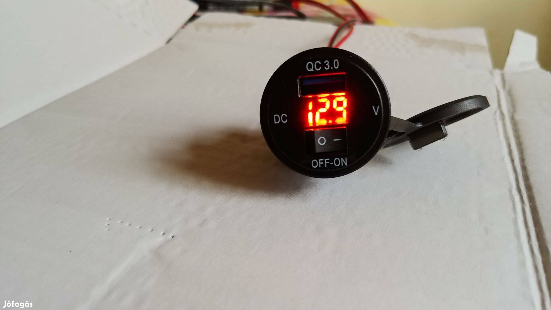 Usb töltő 1 db USB csatlakozó és DC voltmérő