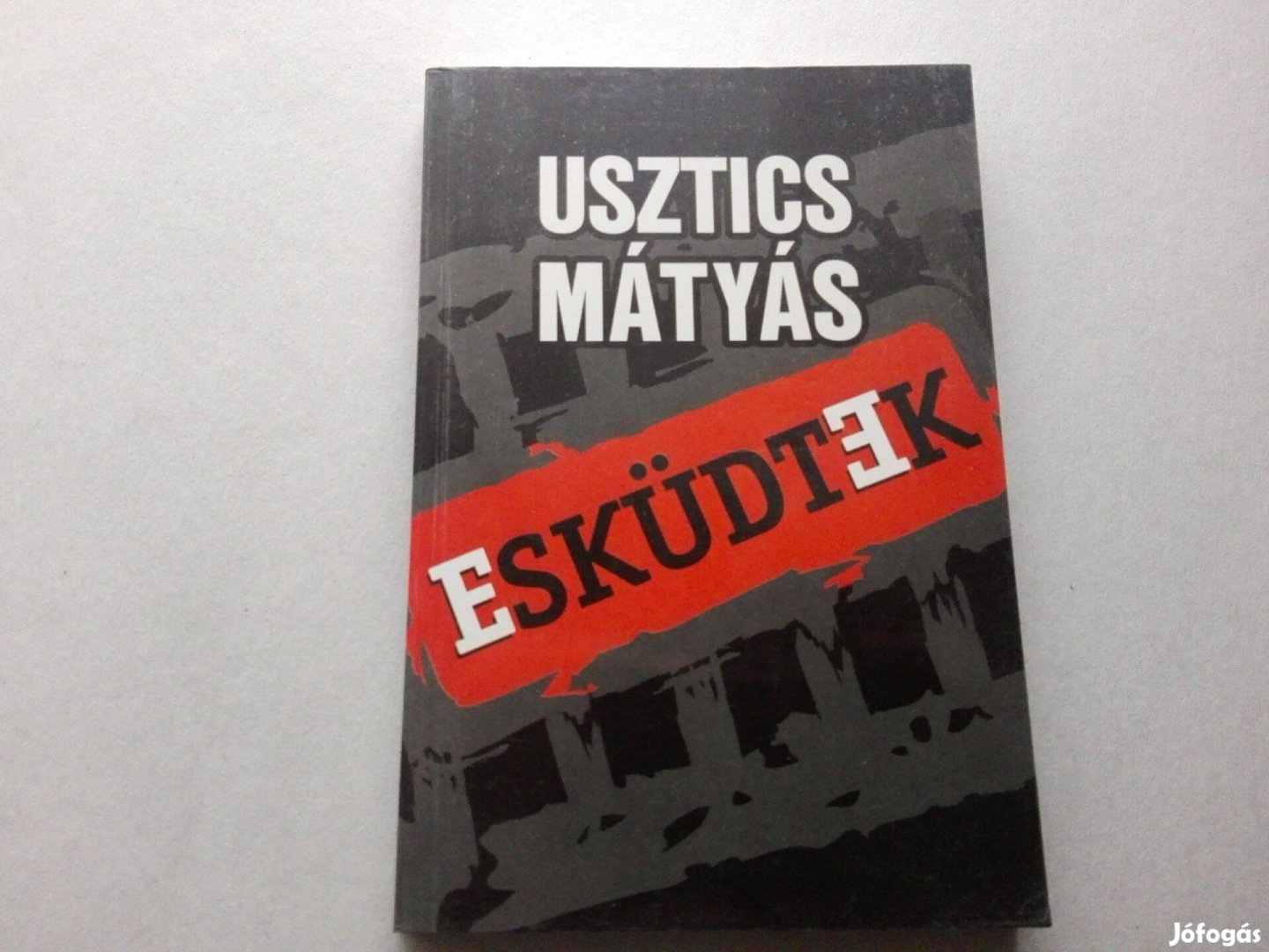 Usztics Mátyás: Esküdtek című új könyve akciósan eladó !