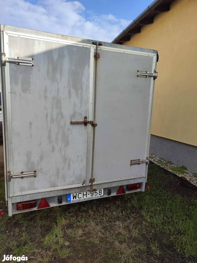 Utánfutó 2 tengelyes műszakival 