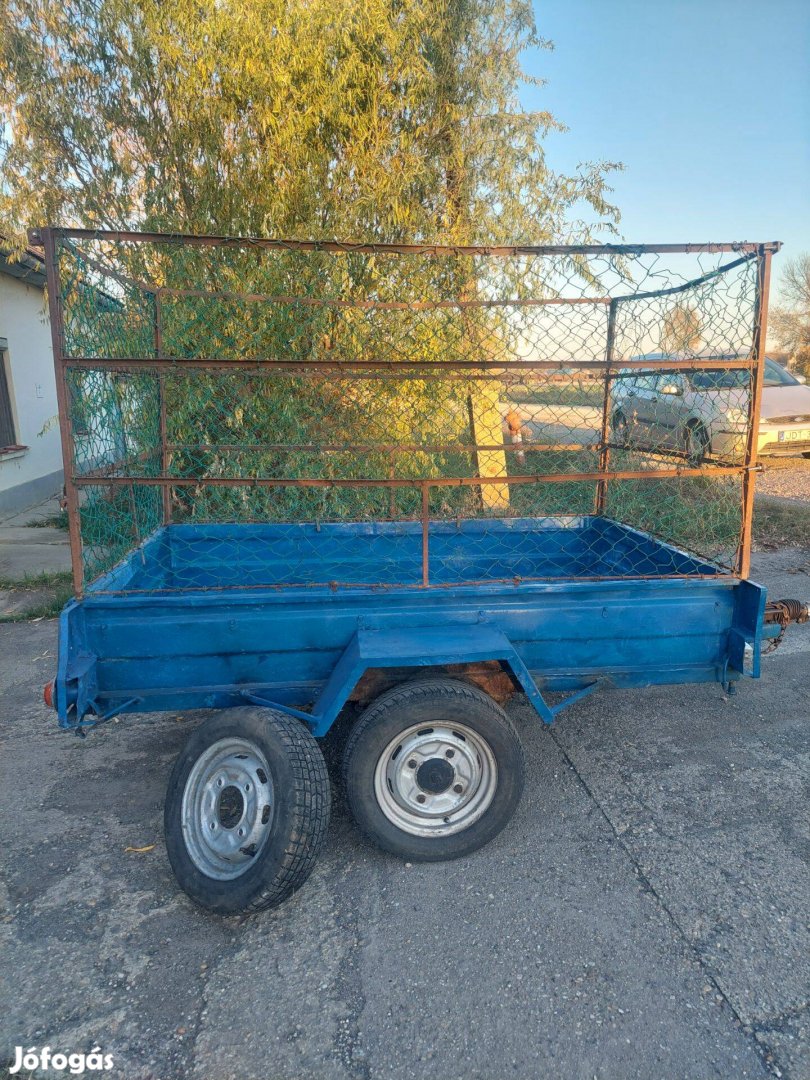 Utánfutó ( össztömeg: 740 kg)