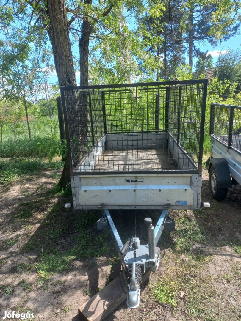 Utánfutó eladó - 1200 kg össztömeg, ráfutó fékes, torziós rugóval